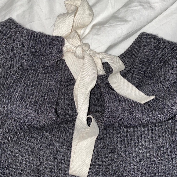 Zara Knit Grey Sweater with Bow on Back - Picture 2 of 2